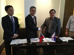 CTCI Group Vice Chairman Michael Yang (left) and JG Summit Petrochemical Corporation Chairman Mr. James Go
