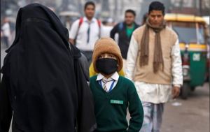 A boy walks to school on a smoggy morning in New Delhi, India, November 15, 2017. REUTERS/Saumya Khandelwal