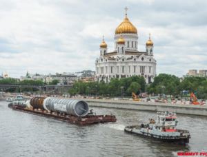 The column transport past the Cathedral of Christ the Saviour (PHOTO: MAMMOET)
