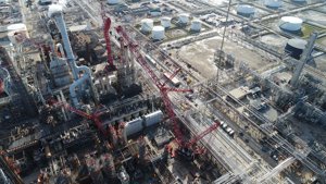 Mammoet’s two CC8800 cranes on-site