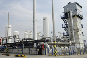 Hydrogen is produced in plants like this of Messer in Hungary. The gas is used in the annealing of high-alloy steels and sintered parts as well as in hydrogenation processes in the chemical and food industries, for example.