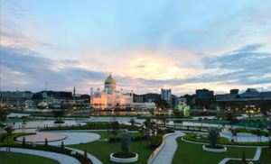The Omar Ali Saifuddien Mosque is pictured in the centre of Bandar Seri Begawan, Brunei November 10, 2017. Picture taken November 10, 2017. REUTERS/Ahim Rani