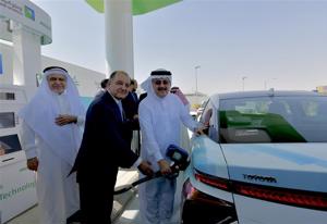 (From left to right) Dr. Sahel N. Abduljauwad, Rector of King Fahd University of Petroleum and Minerals (KFUPM) and Chairman, Dhahran Techno Valley Holding Company (DTVC); Seifi Ghasemi, Chairman, President and CEO of Air Products; and Amin H. Nasser, President and Chief Executive Officer of Saudi Aramco inaugurate the first hydrogen fueling station in Saudi Arabia at Air Products’ new Technology Center in the Dhahran Techno Valley Science Park. The pilot station will fuel an initial fleet of six Toyota Mirai fuel cell electric vehicles with high-purity compressed hydrogen.